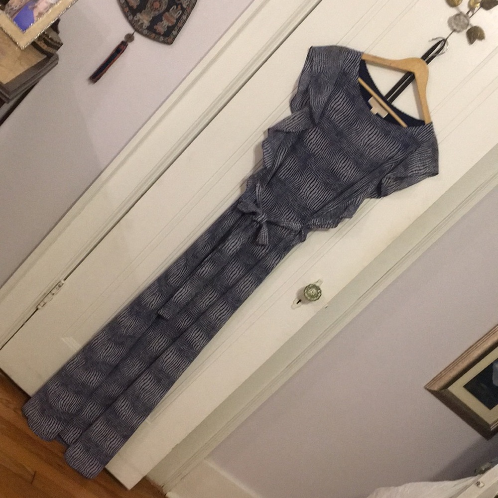 Long maxi dress with tie-belt